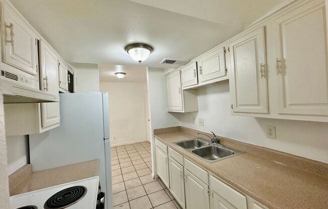 2 beds, 2 baths, 800 sqft, $1,050, Unit A