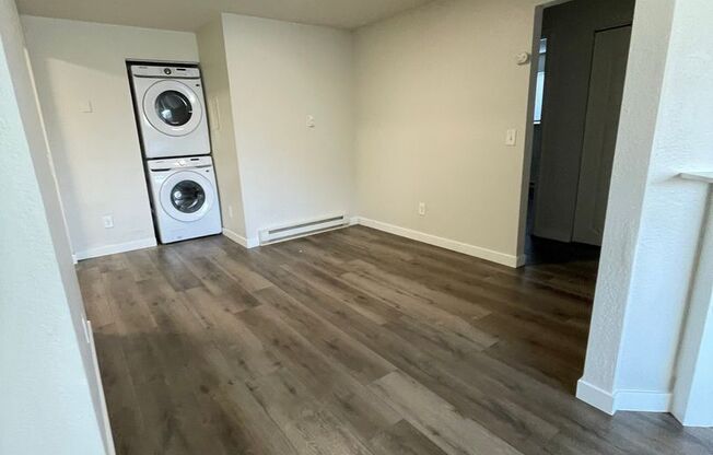 2 beds, 1 bath, 825 sqft, $1,295, Unit B210