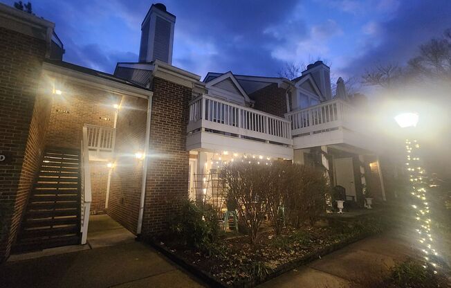 Tucked Away Condo with Balcony near Shirlington