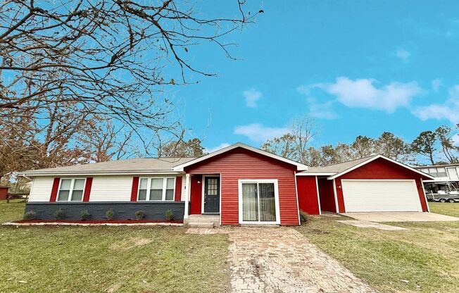 Gorgeous and spacious 4/2/2 on almost an acre in Angleton