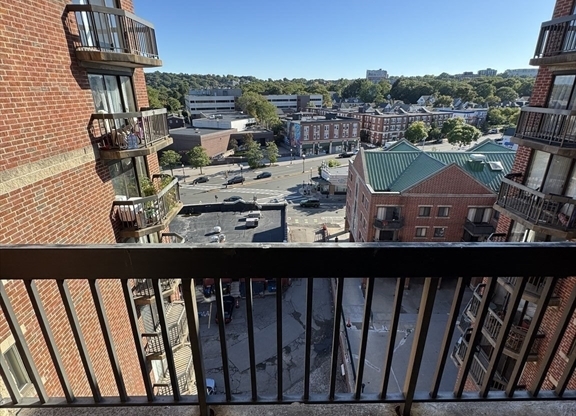 2 beds, 1.5 baths, 943 sqft, $3,000, Unit 905