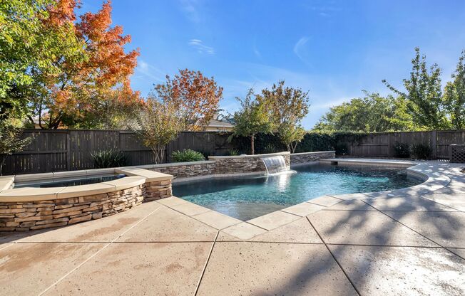 Gorgeous Single Story Home with a Sparkling Pool and Spa!