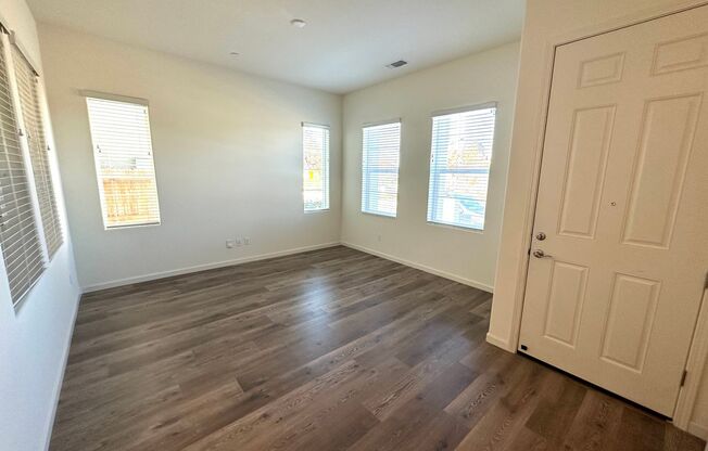 Natomas 3 Bedroom Home with a loft for rent!
