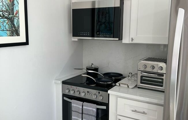 2 beds, 1 bath, $2,600, Unit A