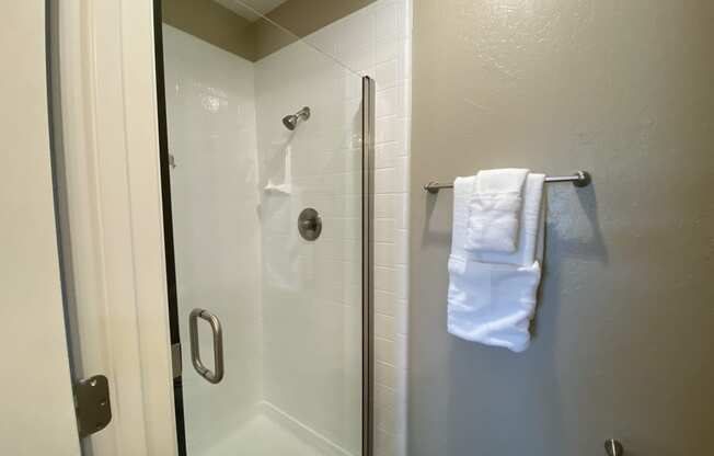 Bath tub at 100 Union Ave Apartments, Campbell, CA