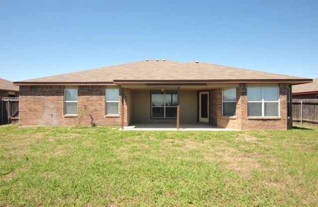 4 beds, 2 baths, $1,700