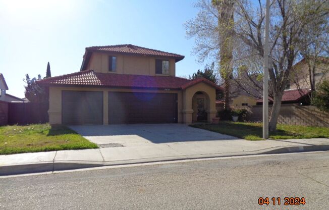 Nice 2 Story Built in 1989 with 3 Bedrooms and 2 1/2 Bathrooms With 1810 sq. ft.