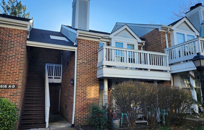 Tucked Away Condo with Balcony near Shirlington