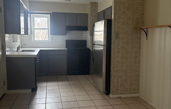 3 beds, 1 bath, $1,595