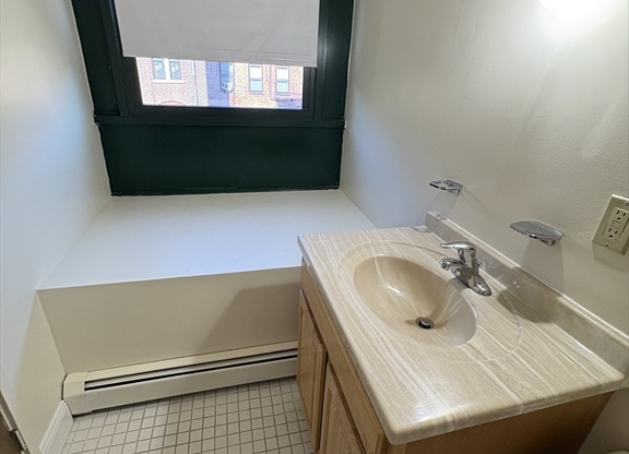 3 beds, 2 baths, 1,198 sqft, $4,400, Unit 34