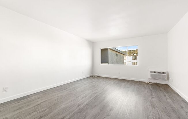 Studio, 1 bath, 390 sqft, $1,900, Unit 306