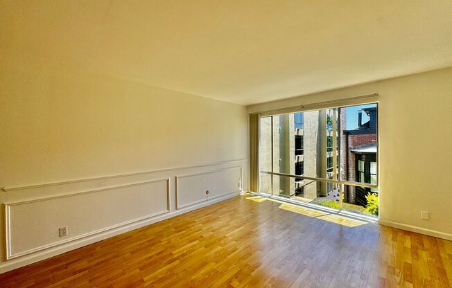 Pacific Heights: Sunny Studio Located One Block from Fillmore w/ Dining Area, Laundry Onsite & Optional Parking