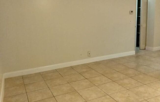 Large 1 Bed 1 Bath in Lauderdale Lakes