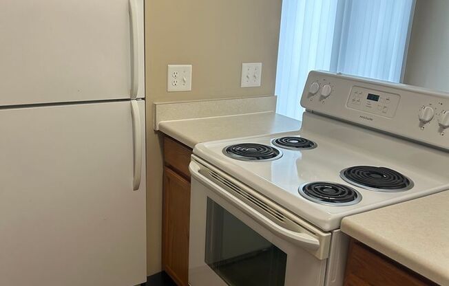 2 beds, 1 bath, 869 sqft, $1,139, Unit 12723T