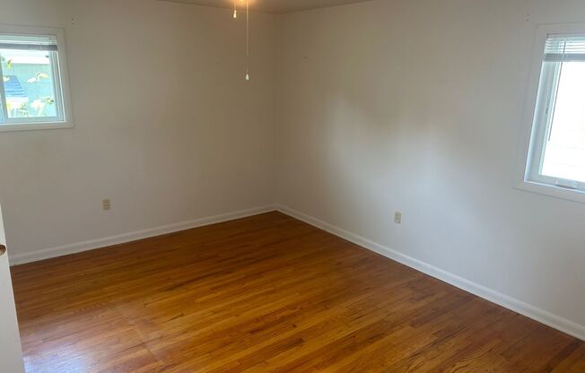 3 beds, 1 bath, $1,800, Unit Upstairs Apartment