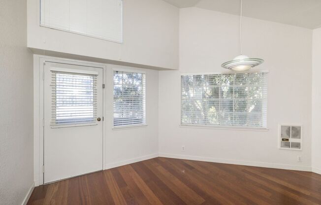 Light and Bright 2 Bed, 2 Bath Condo in Downtown Palo Alto!