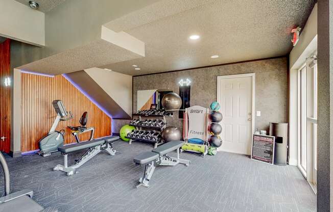 the gym at the landing at pullman apartments in pullman