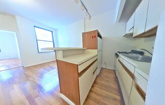 1 bed, 1 bath, $2,600, Unit 4B