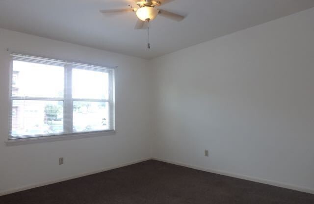 2 beds, 1.5 baths, $995, Unit 4