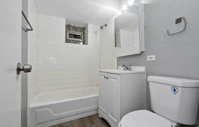 2 beds, 1 bath, 1,000 sqft, $1,695, Unit 4240 - 1W
