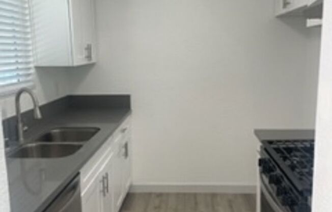 Beautiful 2 bedroom, 2 bathroom apartment in Hawthorne with shared pool, hot tub and private balcony!