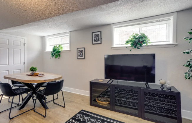 2 beds, 1 bath, $2,200