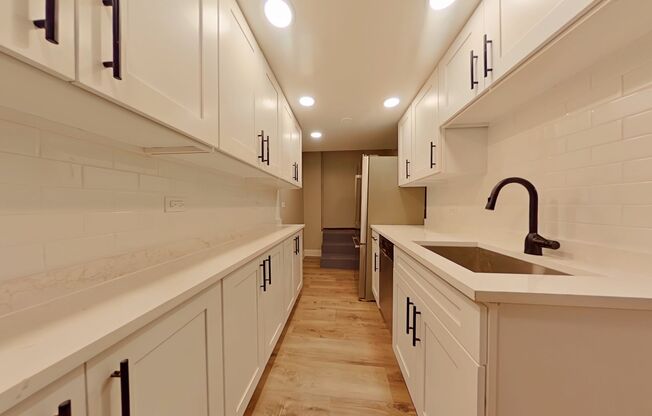 1 bed, 1 bath, 810 sqft, $2,400, Unit 1313 G
