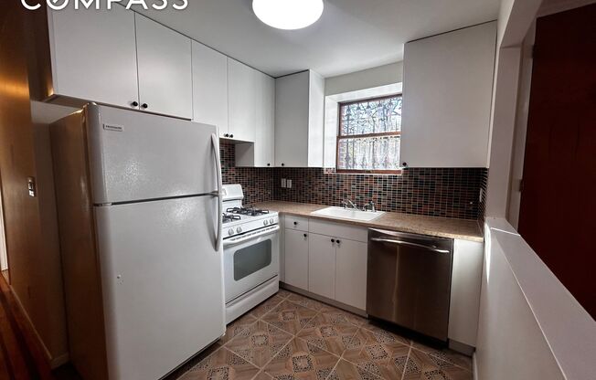 3 beds, 1 bath, $6,500, Unit GARDEN