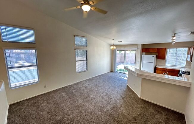 Cozy 3Bed/2Bath/2Car Residence located in beautiful Summerlin!