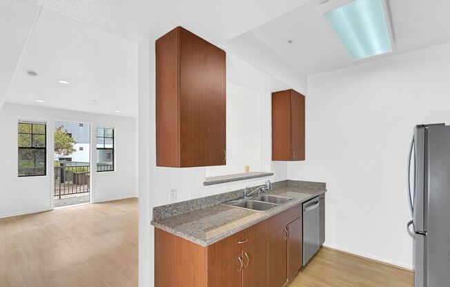 Lovely Renovated and Sunny 1-Bedroom in the Heart of Chinatown!