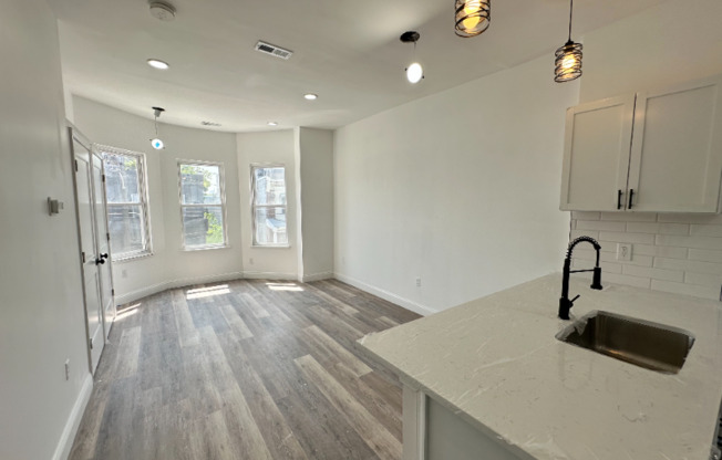 1233 W VENANGO ST