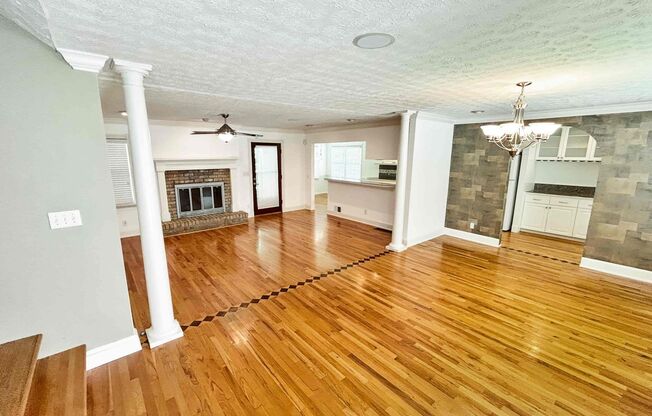 Spacious 3 BR/2 BA Duplex in Austell!