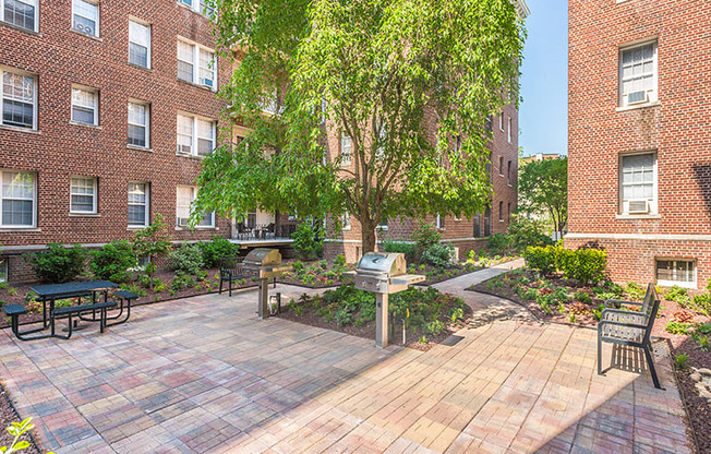 Courtyard  at Highview and Castle Manor, Washington