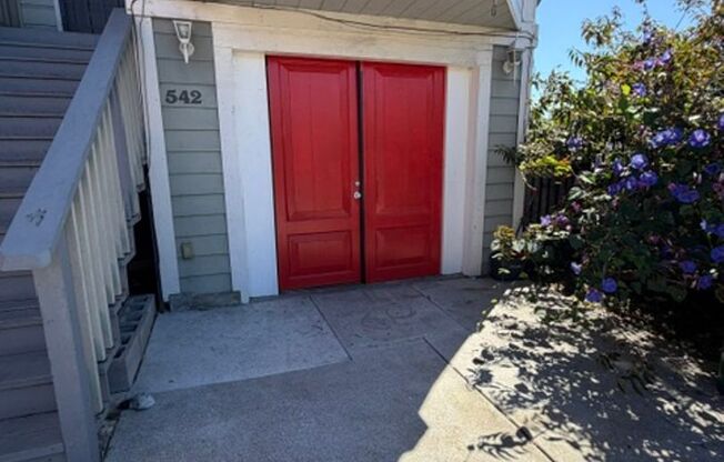 542 Lewis St