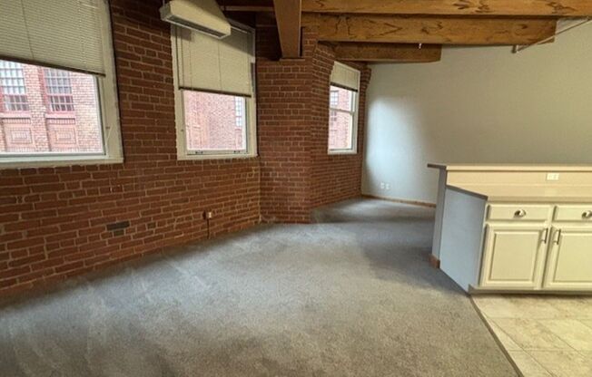 1 bed, 1 bath, 630 sqft, $1,350, Unit 914