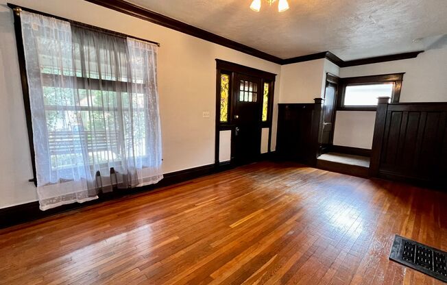28 Grand NE- Midtown single family! Water included. Washer/dryer.