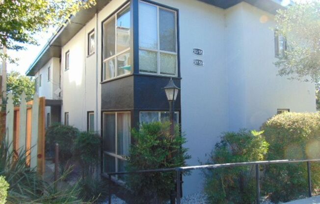 Beautifully Remodeled 2nd Floor Unit in Martinez... 1/2 Month Special Half for May 2024
