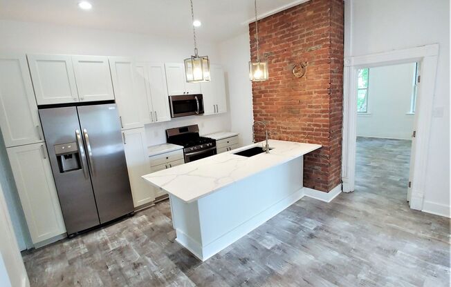 Top Notch Huge Stand Alone House - Quartz - Stainless - HUGE BEDROOMS - Off-Street Parking - Laundry - A/C