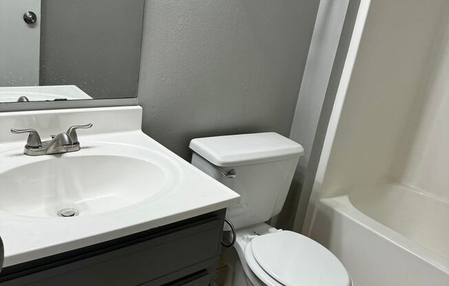 2 beds, 1 bath, 860 sqft, $990, Unit 10126-2
