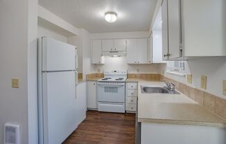 Lovely Townhome - 2 bedrooms, 1.5 bathrooms For Rent
