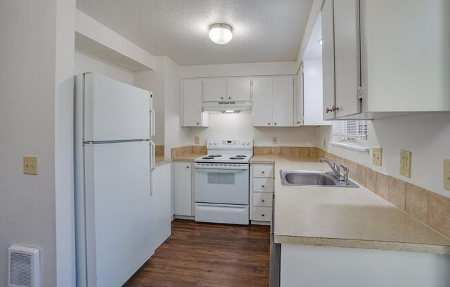 Lovely Townhome - 2 bedrooms, 1.5 bathrooms For Rent