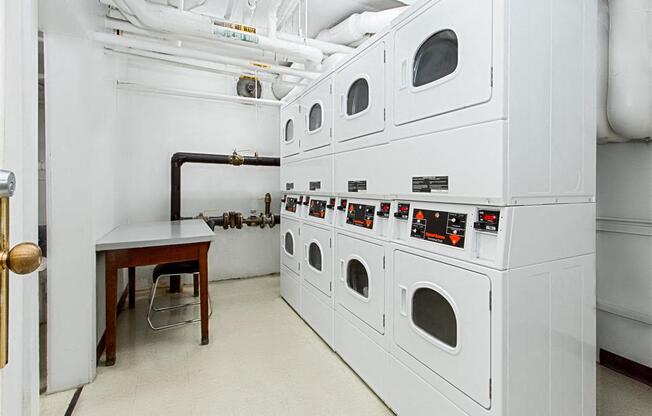 Brunswick-House-Apartments-Laundry-Room