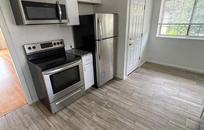 2 beds, 1 bath, 1,000 sqft, $1,545, Unit 2153 E MAPLE RD *