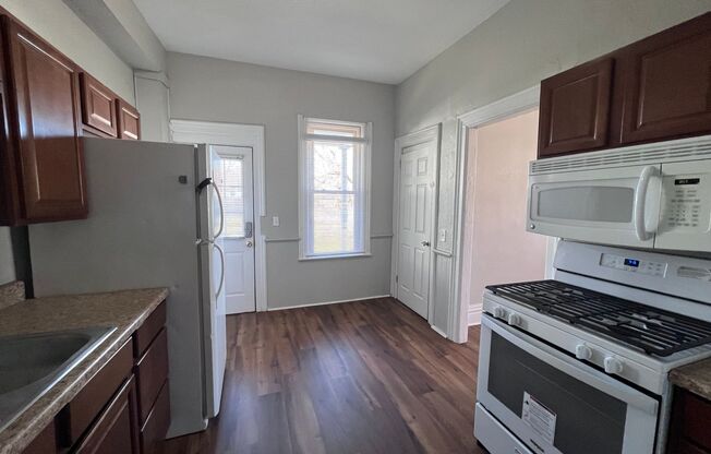 Three Bedroom Unit Near Downtown Grand Rapids! On site laundry!