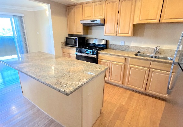 2 beds, 1.5 baths, 950 sqft, $4,195