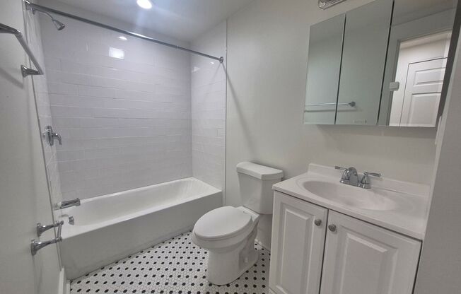 2 beds, 1 bath, 750 sqft, $1,899, Unit 5637 Hobart St. #4