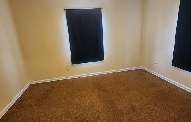 *MOVE IN SPECIAL $275 OFF 1st Month Rent* One Bedroom Spacious Duplex Near E Washington St & Emerson Ave