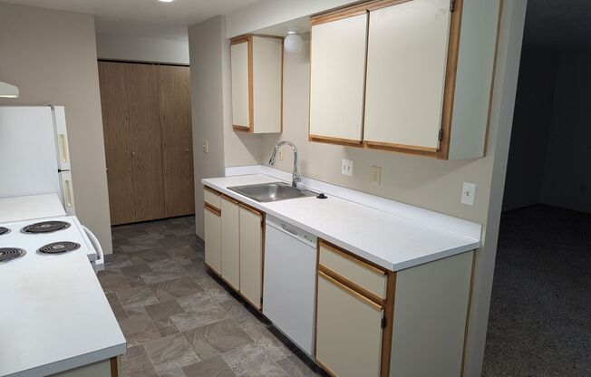 2 beds, 2 baths, 950 sqft, $1,350, Unit 27