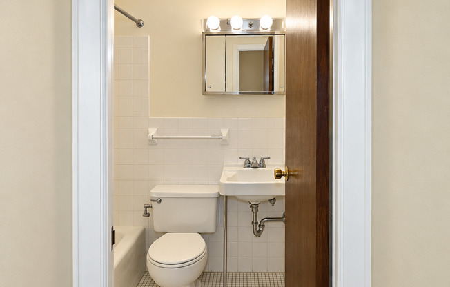 2 beds, 1 bath, $1,450, Unit 320A