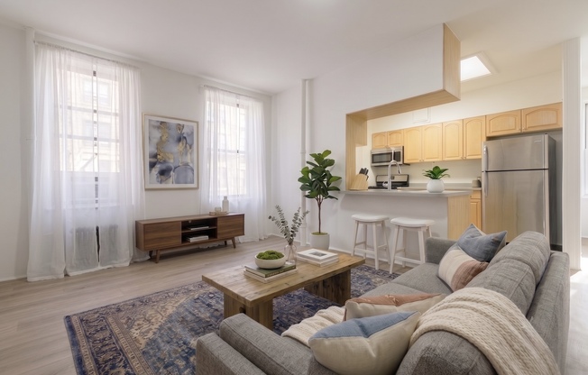 2 beds, 1 bath, $6,400, Unit 2B